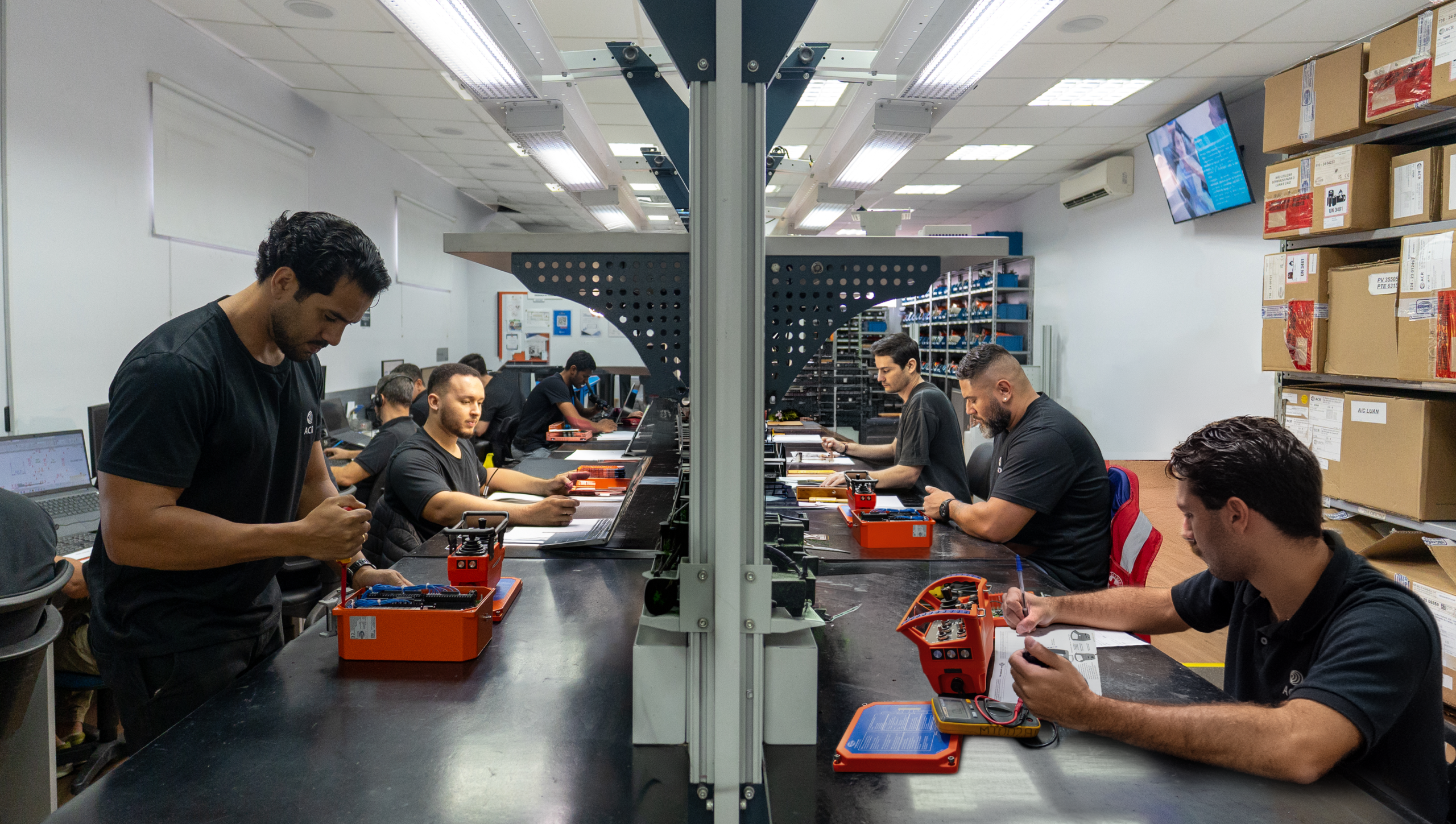 Laboratório de reparo e calibração da ACR